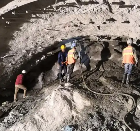 九龙隧道拱顶带模注浆料，微膨胀注浆料的特点及施工工艺